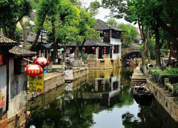 整治福鼎市场中心周边商铺违规拉线悬挂行为。